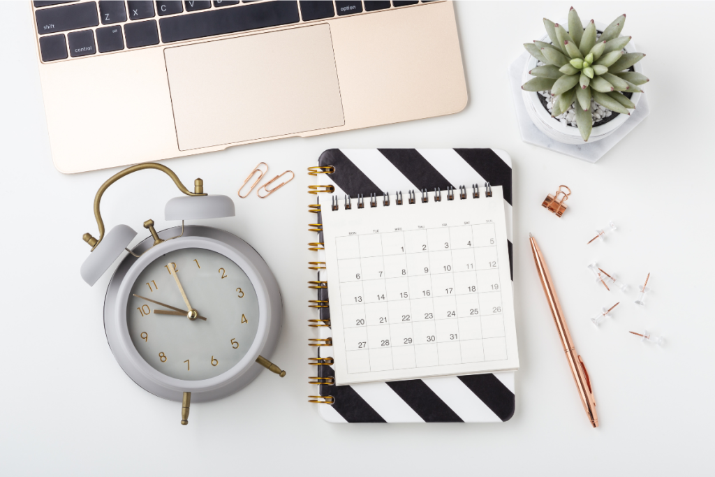 Desk calendar and clock representing scheduled email delivery